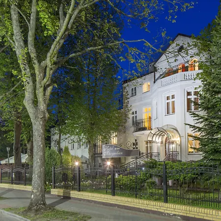 Maxymilian Unique - Adults Only コウォブジェク