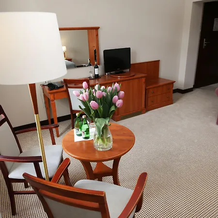 Maxymilian Unique - Adults Only